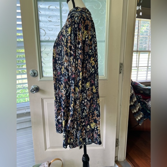 Umgee USA size L floral tunic. Hich neck with two button closure on back. - Picture 3 of 8